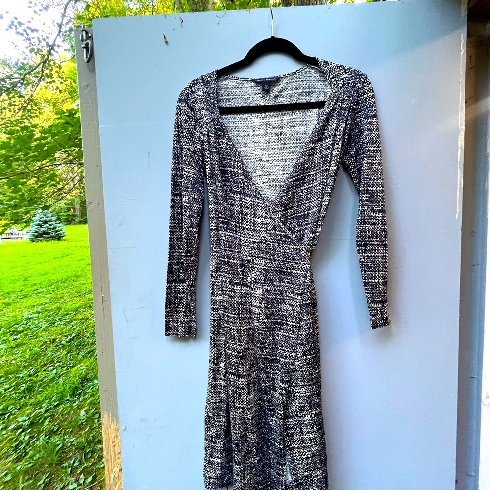 VINTAGE 
Early 2000's BananaRepublic Black and White Wrap Dress